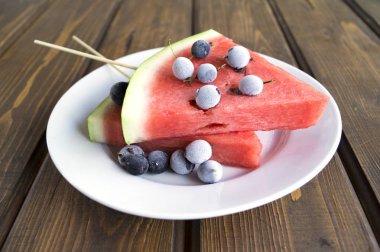 Yaz meyve karpuz ve Dondurulmuş çilek yemek saati. Karpuz 