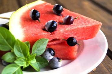 Yaz meyve karpuz ve Dondurulmuş çilek yemek saati. Karpuz 