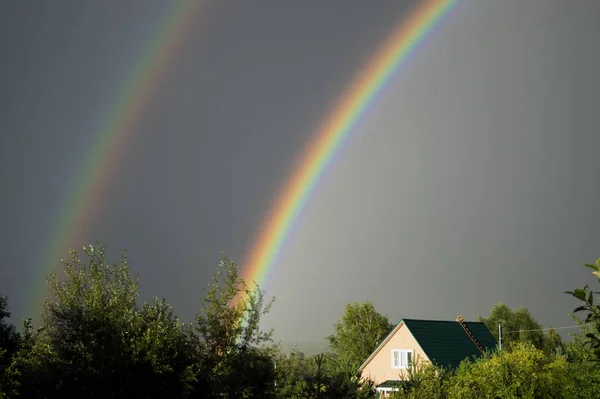 Çiftlik üzerinde iki gökkuşağı.