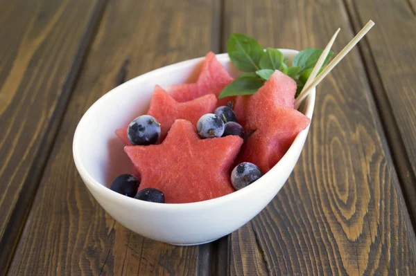 Yaz meyve karpuz ve Dondurulmuş çilek yemek saati. Karpuz 