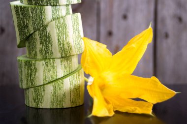 Dilimlenmiş kabak. Yakın çekim. ahşap arka plan.