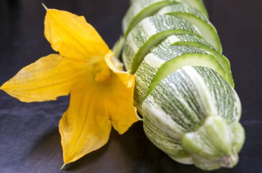 Dilimlenmiş kabak. Yakın çekim. ahşap arka plan.