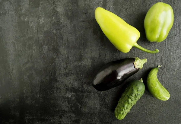 Karanlık bir arka plan üzerinde sebze. boş alan kalmadı.