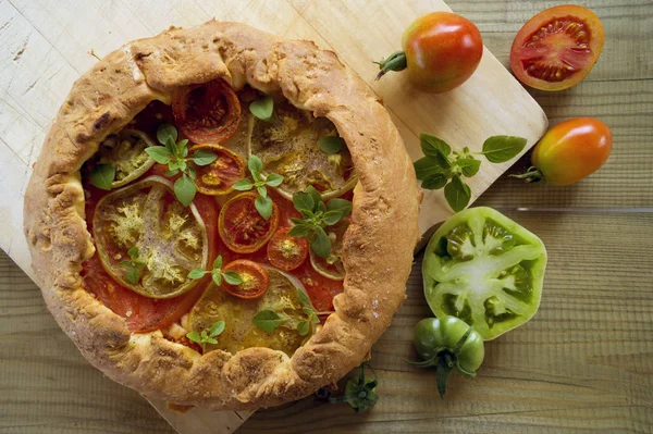 Pasta Domates ile. ahşap bir masaya.