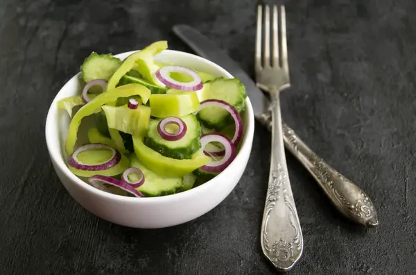 Hortalizas en rodajas en un plato blanco . —  Fotos de Stock