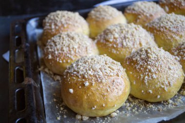 Bir fırın tepsisine yağmurlama ile ev yapımı çörekler.