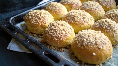 Ev ekmeği yoğunlaştırılmış süt ile yapılan.