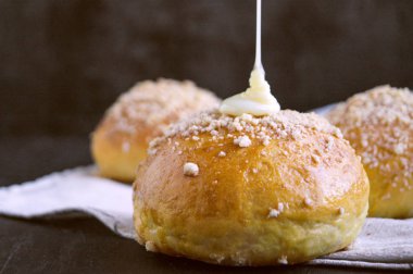 Ev ekmeği yoğunlaştırılmış süt ile yapılan.