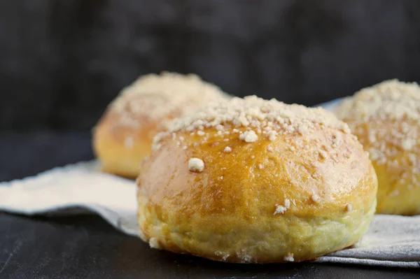 Hem gjorde bullar med kondenserad mjölk. — Stockfoto