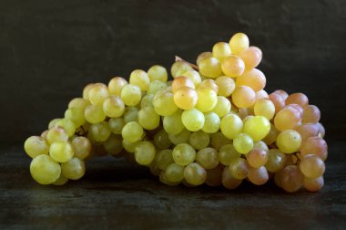 Siyah arkaplanda üzümler.