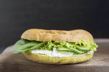 Topuz salatalık, ıspanak ve peynir ile.