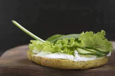 Topuz salatalık, ıspanak ve peynir ile.