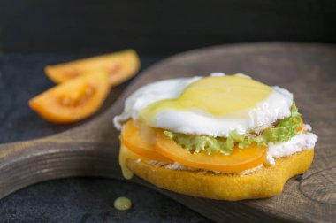 Topuz yumurta, marul ve domates ile.