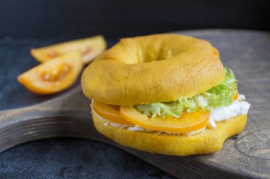 Topuz marul ve yumuşak peynir ile.