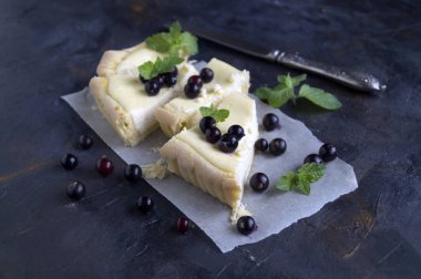 Tartlets lor ve çilek ile.