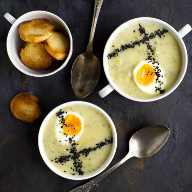 Yumurta ve kruton krem çorba.