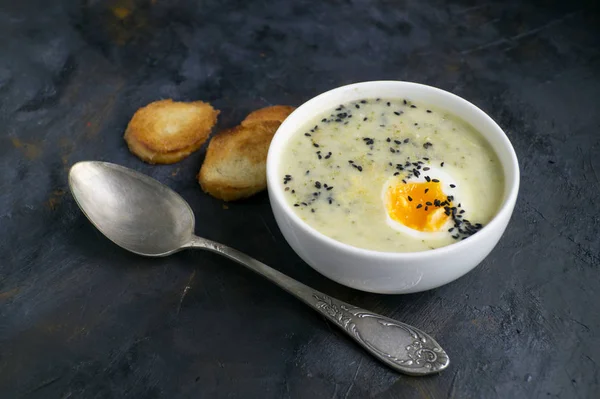 Yumurta ve kruton krem çorba.
