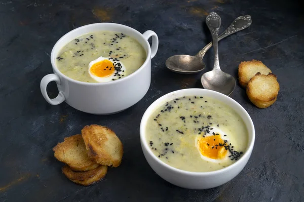 Yumurta ve kruton krem çorba.