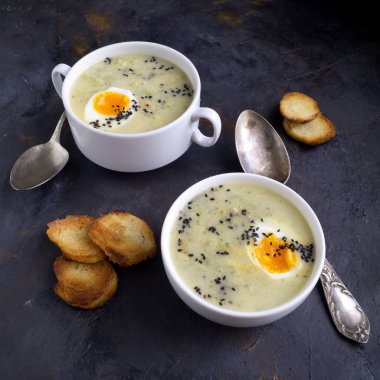 Yumurta ve kruton krem çorba.