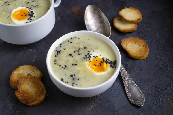 Yumurta ve kruton krem çorba.