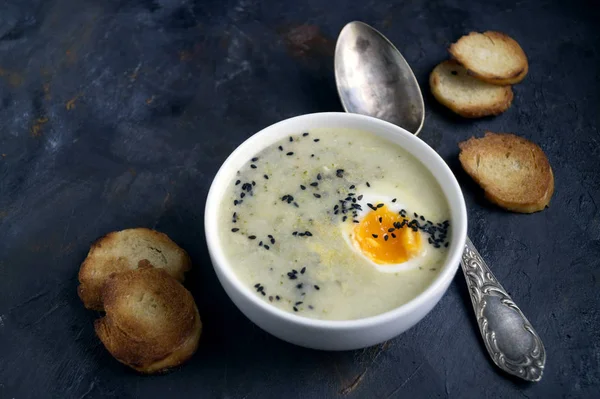 Yumurta ve kruton krem çorba.