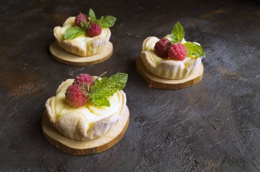 Tartlets lor ve ahududu.