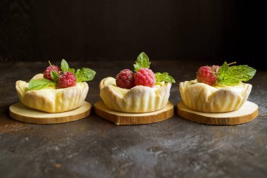 Tartlets lor ve ahududu.