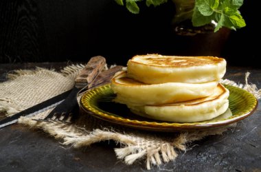 Bir yığın krep plaka üzerinde.