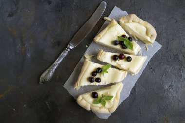 Parşömen kesilmiş cheesecake