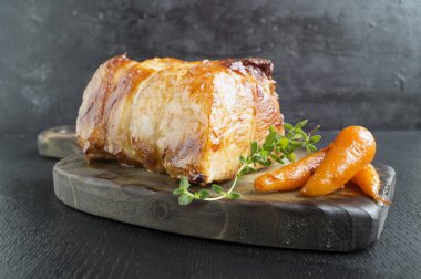 ahşap tahta üzerinde domuz rostosu.