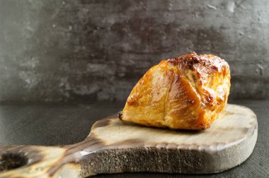 ahşap tahta üzerinde domuz rostosu.