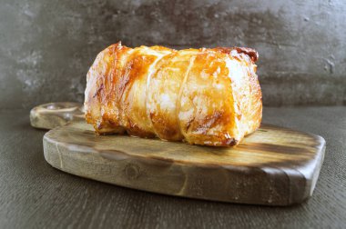 ahşap tahta üzerinde domuz rostosu.