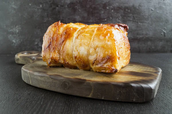 ahşap tahta üzerinde domuz rostosu.