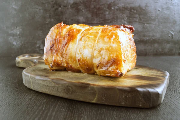 ahşap tahta üzerinde domuz rostosu.