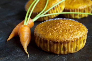 Havuçlu kek siyah bir zemin üzerine.