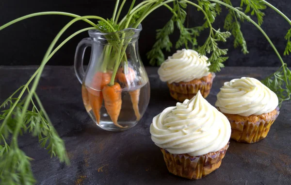Cupcake di carote con crema . — Foto Stock