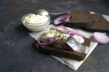 Sandviç ringa balığı ve hardal sosu ile.