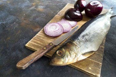 Gemide mor bir yay ile ringa balığı parçaları.