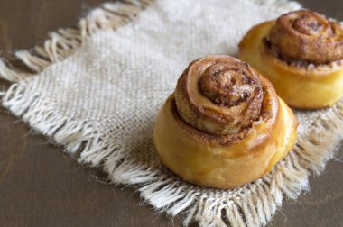İsveçli tarçınlı çörek kanelbulle.
