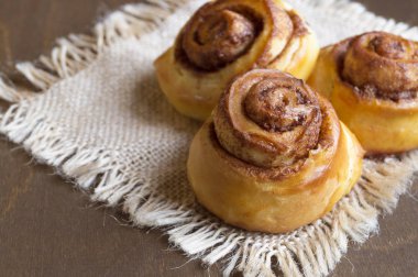 İsveçli tarçınlı çörek kanelbulle.