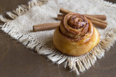 İsveçli tarçınlı çörek kanelbulle.