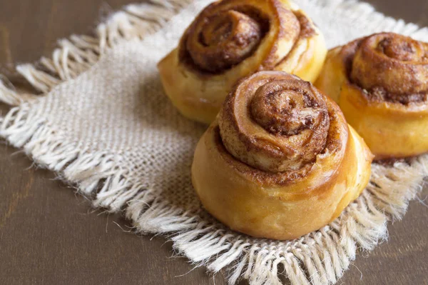 İsveçli tarçınlı çörek kanelbulle.
