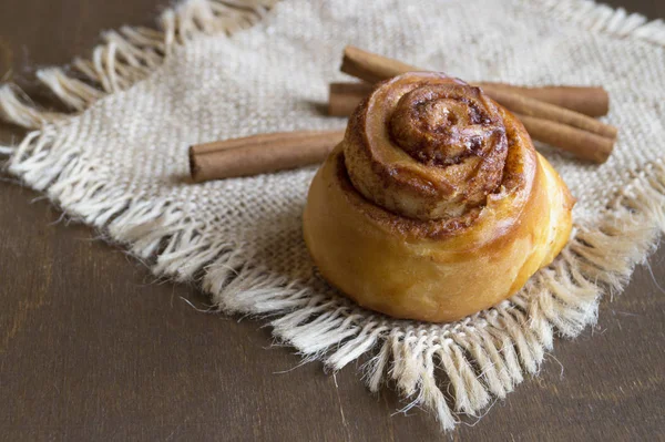 İsveçli tarçınlı çörek kanelbulle.