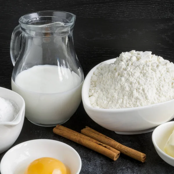 Siyah bir zemin üzerine buns için malzemeler.