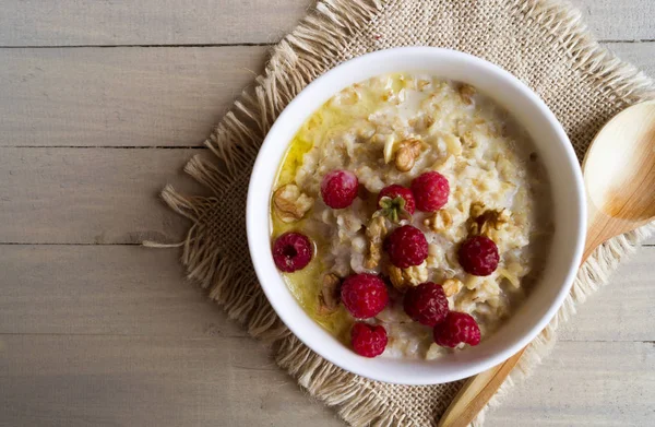 Yulaf ezmesi ve taze ahududu Kahvaltı.