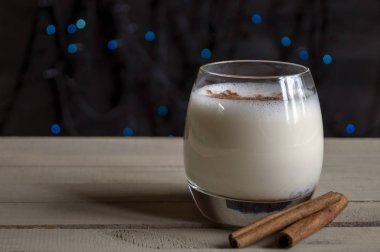 Ahşap bir masa üzerinde yumurta likörü.