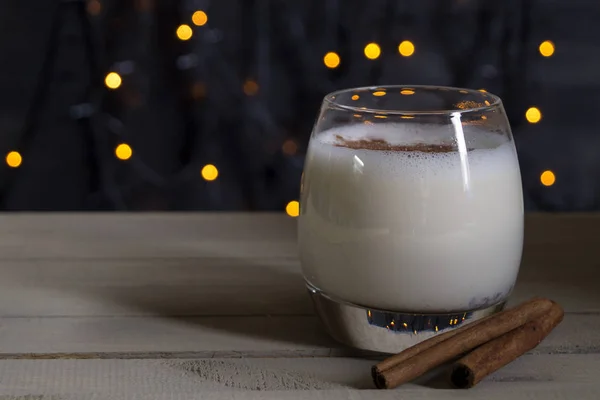 Ahşap bir masa üzerinde yumurta likörü.