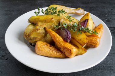 Havuç ve kekik ile kavrulmuş tavuk.