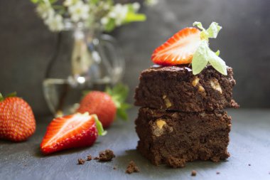 Çikolata tatlı kek. çilek ve fındık ile çikolatalı kek.