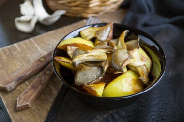 Ev yapımı rustik gıda: patates mantar closeup ile. dikey 